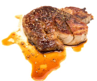 Beyaz arka plan üzerinde izole kızarmış biftek