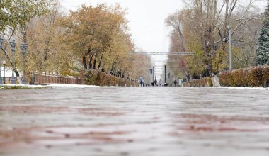 Sokak kaldırım erken kış