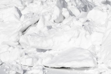 Beyaz kar yığını topaklar