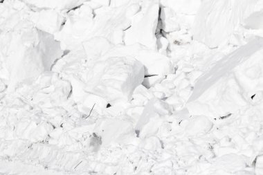 Beyaz kar yığını topaklar