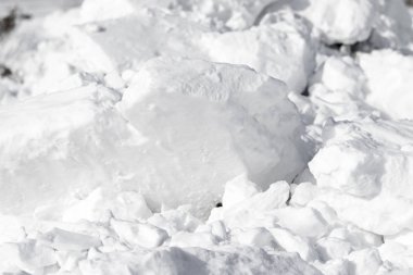 Beyaz kar yığını topaklar