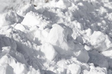 Beyaz kar yığını topaklar