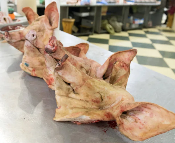 テーブルの上の豚頭肉 — ストック写真