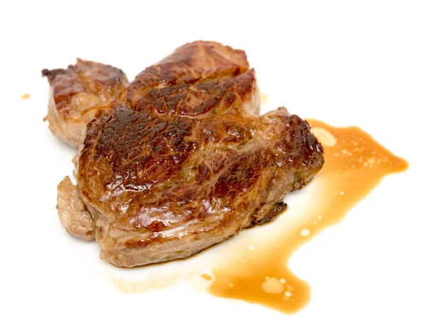 Gebakken Biefstuk Geïsoleerd Witte Achtergrond — Stockfoto