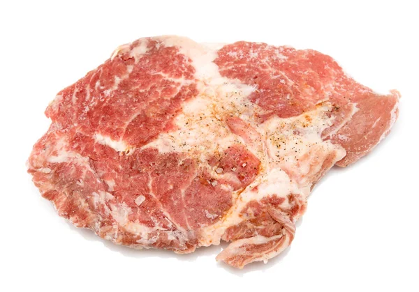 Bife Carne Crua Sobre Fundo Branco — Fotografia de Stock