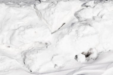 Beyaz kar yığını topaklar