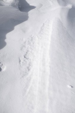 Beyaz kar yığını topaklar