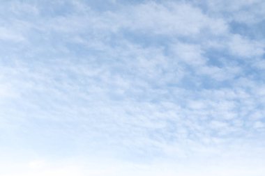 Bulutlu güzel mavi gökyüzü