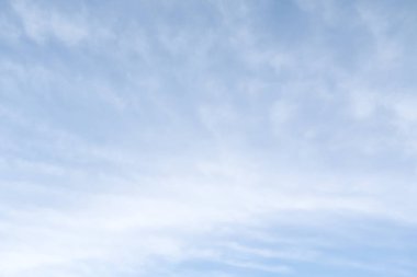 Bulutlu güzel mavi gökyüzü