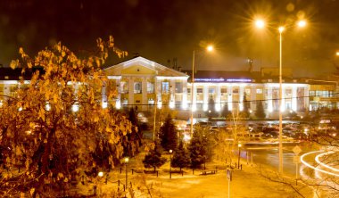 Astana Tren İstasyonu gece, arka plan bulanık