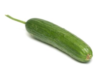 Beyaz arkaplanda yeşil salatalık