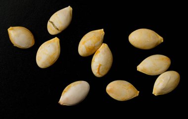 siyah zemin kabak çekirdeği