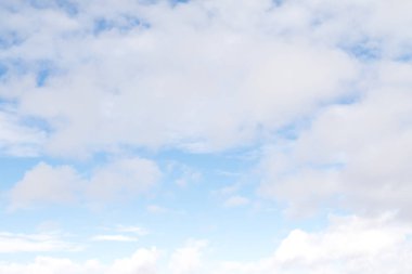 Mavi gökyüzüne karşı beyaz bulutlar