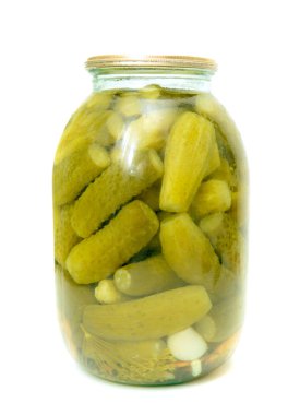 Salatalık beyaz zemin üzerine kavanoz