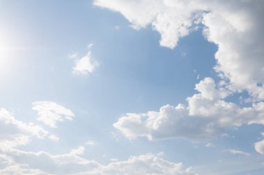 Bulutlu güzel mavi gökyüzü