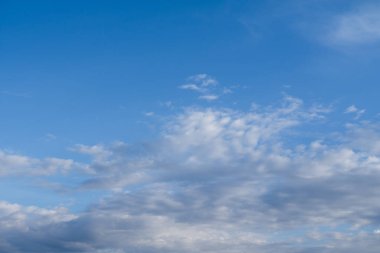 Bulutlu güzel mavi gökyüzü