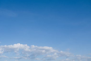 Bulutlu güzel mavi gökyüzü