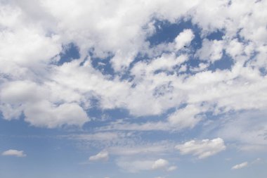 Bulutlu güzel mavi gökyüzü