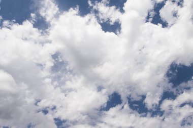 Bulutlu güzel mavi gökyüzü