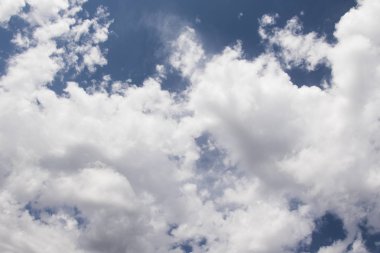 Bulutlu güzel mavi gökyüzü