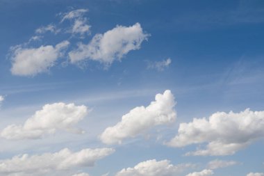 Bulutlu güzel mavi gökyüzü