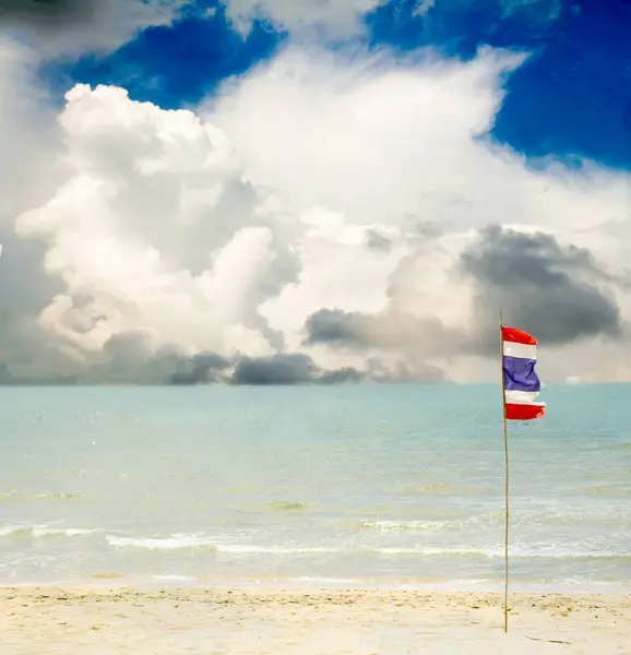 Thaimaa Ranta Meri Hiekka Taivas Lippu — kuvapankkivalokuva