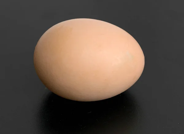 黒い背景の鶏の卵 — ストック写真