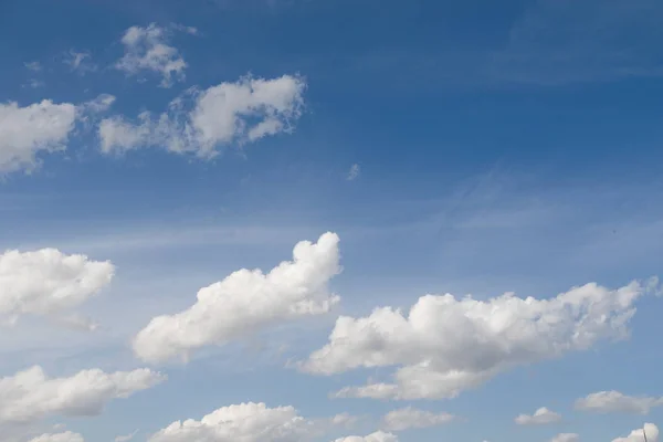 Schöner Blauer Himmel Mit Wolken — Stockfoto
