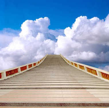 Mavi gökyüzüne çıkan beton merdiven.