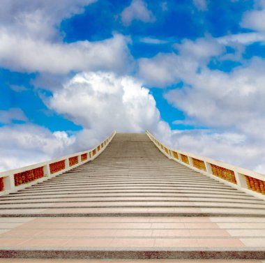 Mavi gökyüzüne çıkan beton merdiven.