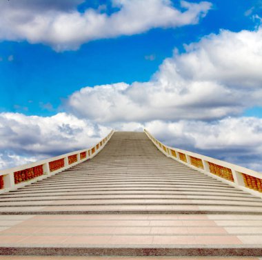 Mavi gökyüzüne çıkan beton merdiven.