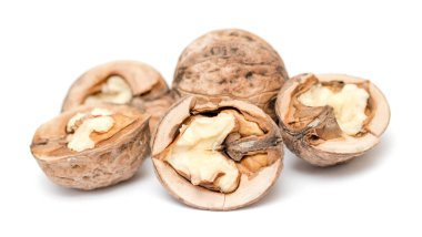 Beyaz arka planda cevizler