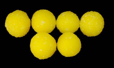 siyah bir zemin üzerine sarı şeker şeker yuvarlak