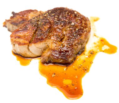 Beyaz arka plan üzerinde izole kızarmış biftek