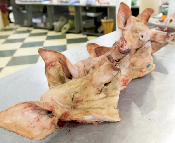 Мясо Свиные Головы Столе — стоковое фото