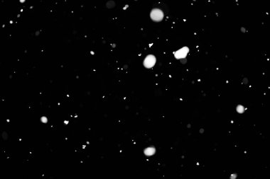 Kar fırtınası doku. Siyah arka plan, ışıkları bokeh vurdu kar taneleri havada uçan