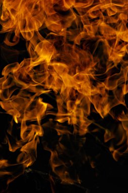 alevler siyah arkaplanda