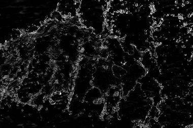 bir karanlık bokeh arka plan üstünde su damlaları