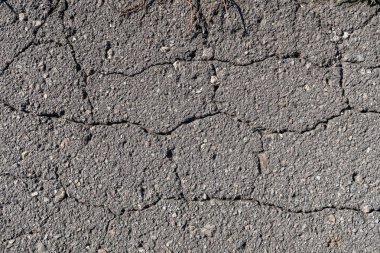 Eski asfalt arka plan ile bir çatlamak