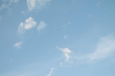 mavi gökyüzünde bulutlar ile doğal görünümü