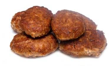 beyaz bir arka plan üzerinde kızarmış köfte