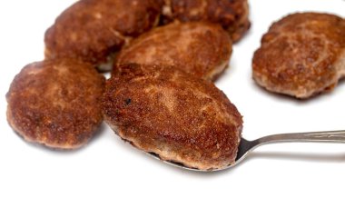 beyaz bir arka plan üzerinde kızarmış köfte