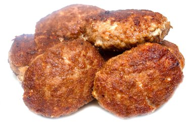 beyaz bir arka plan üzerinde kızarmış köfte