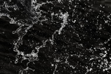 bir karanlık bokeh arka plan üstünde su damlaları