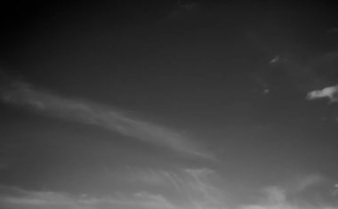 Beyaz bulutların üzerinde karanlık bir gökyüzü, tek renkli