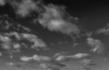 Siyah arkaplanda bulutlar