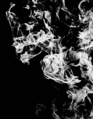 siyah bir arka plan beyaz duman alev