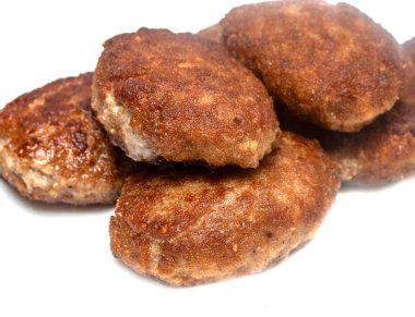 beyaz bir arka plan üzerinde kızarmış köfte