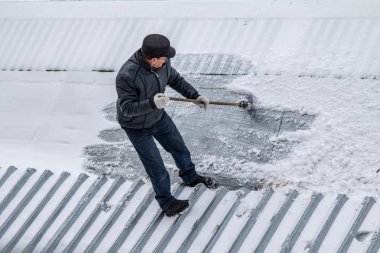 bir süpürge ile kar adam süpürür