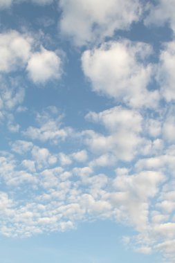 mavi gökyüzünde bulutlar ile doğal görünümü